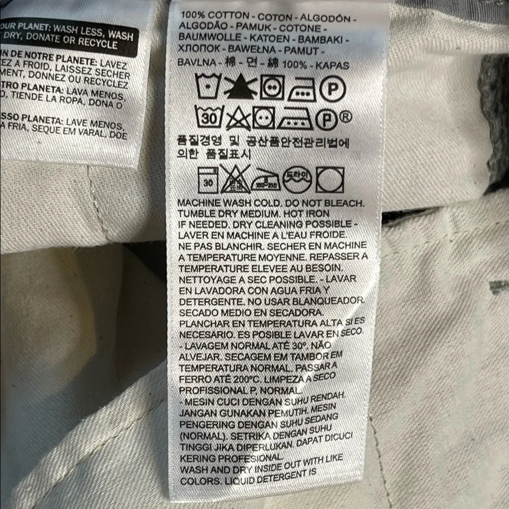 Men’s Levi Strauss & Co gray cargo jorts‎ size 42